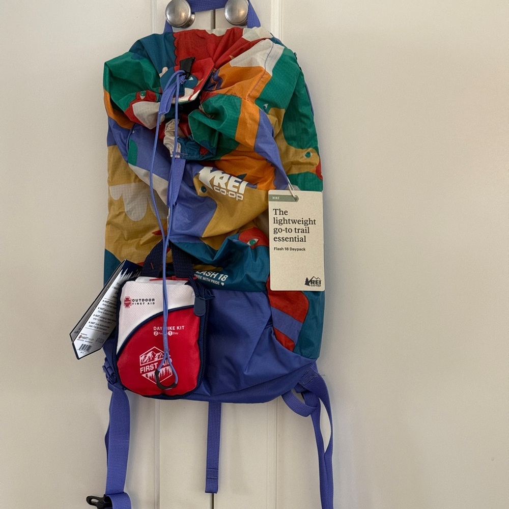 REI The lightweight go-to trail essential - Flash 18 Daypack w First Aid
